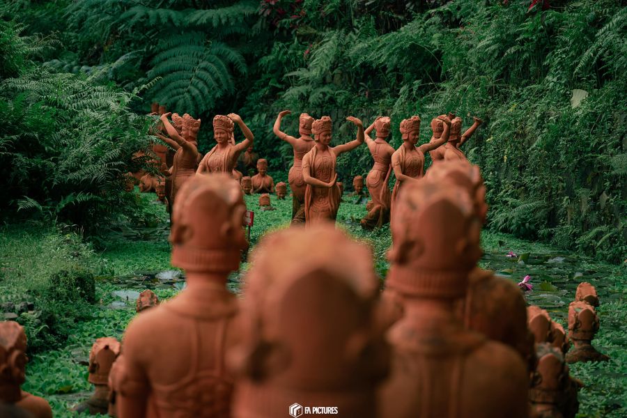 Patung Gandrung Terakota Banyuwangi