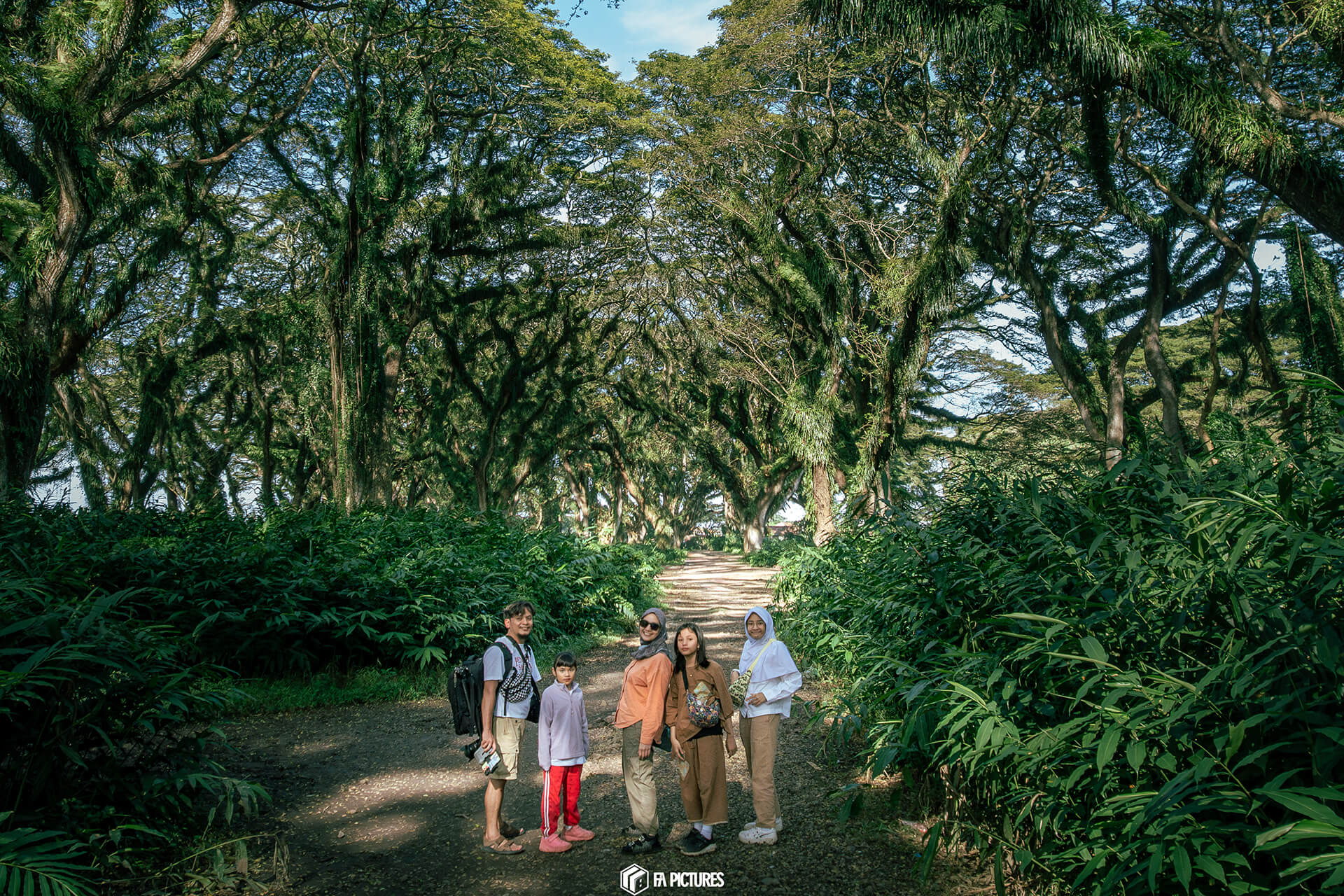 Foto bersama di Hutan De Djawatan Banyuwangi