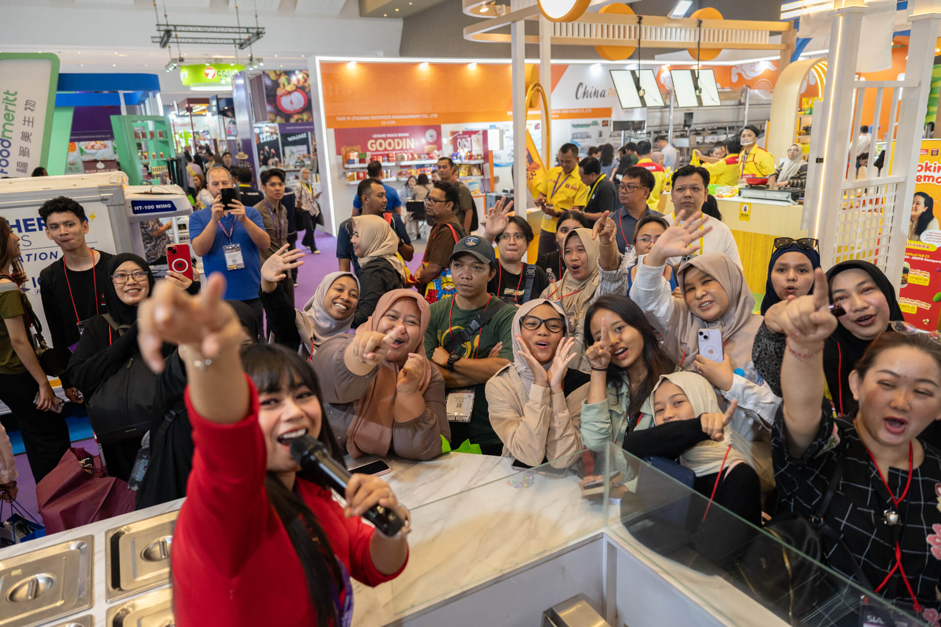 Host meramaikan booth Kimbo di event SIAL InterFOOD