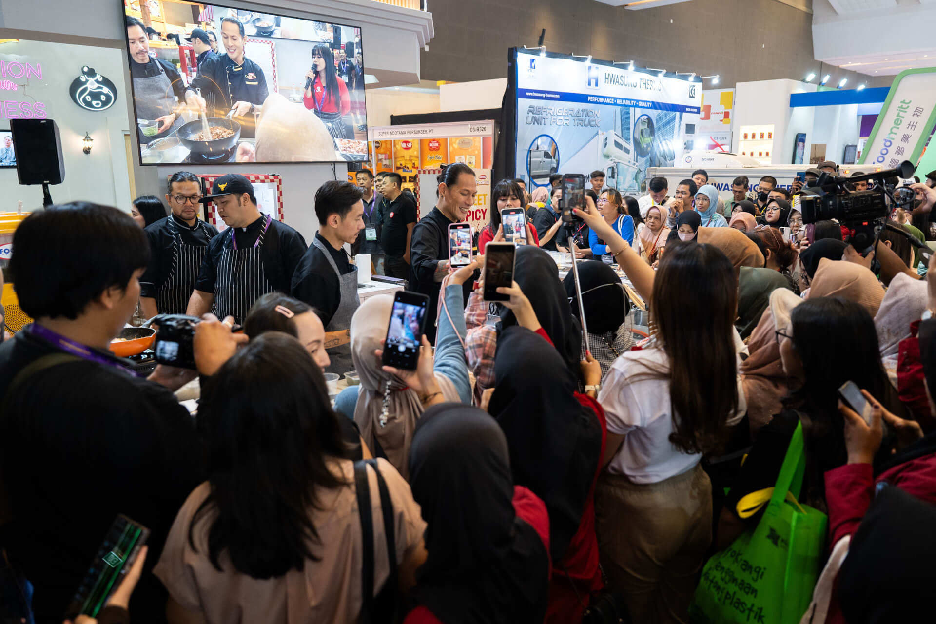 Para pengunjung ramai untuk berfoto dan bervideo Chef Juna