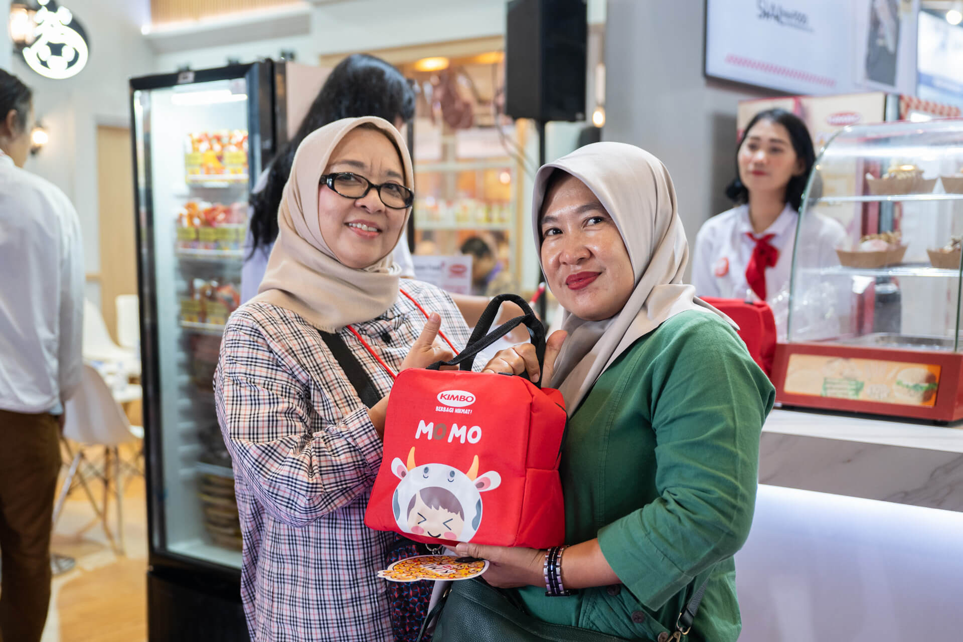Pengunjung booth Kimbo pada event SIAL InterFOOD