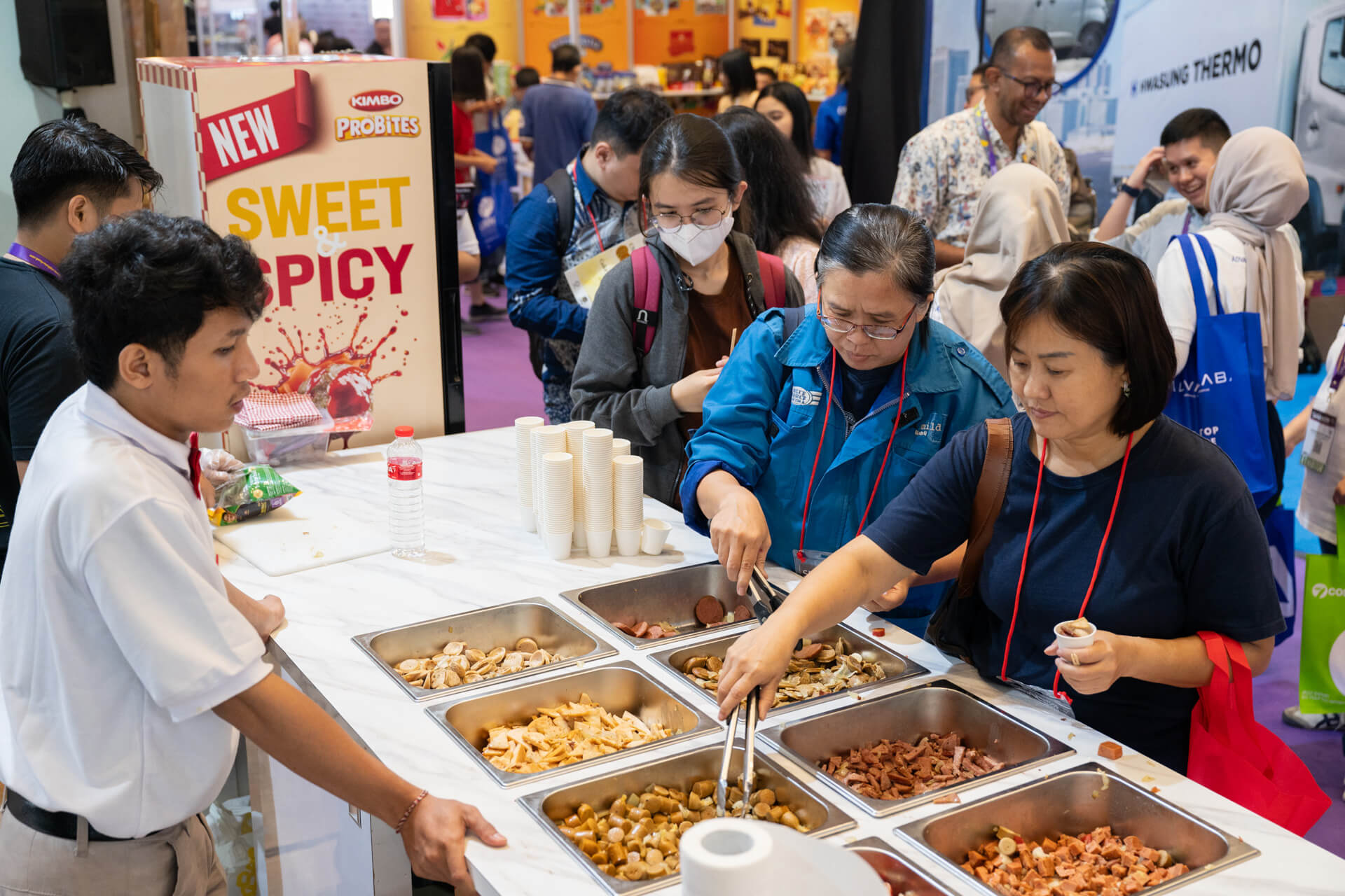 Para pengunjung mencicipi masakan dari produk Kimbo sebagai tester di event SIAL InterFOOD
