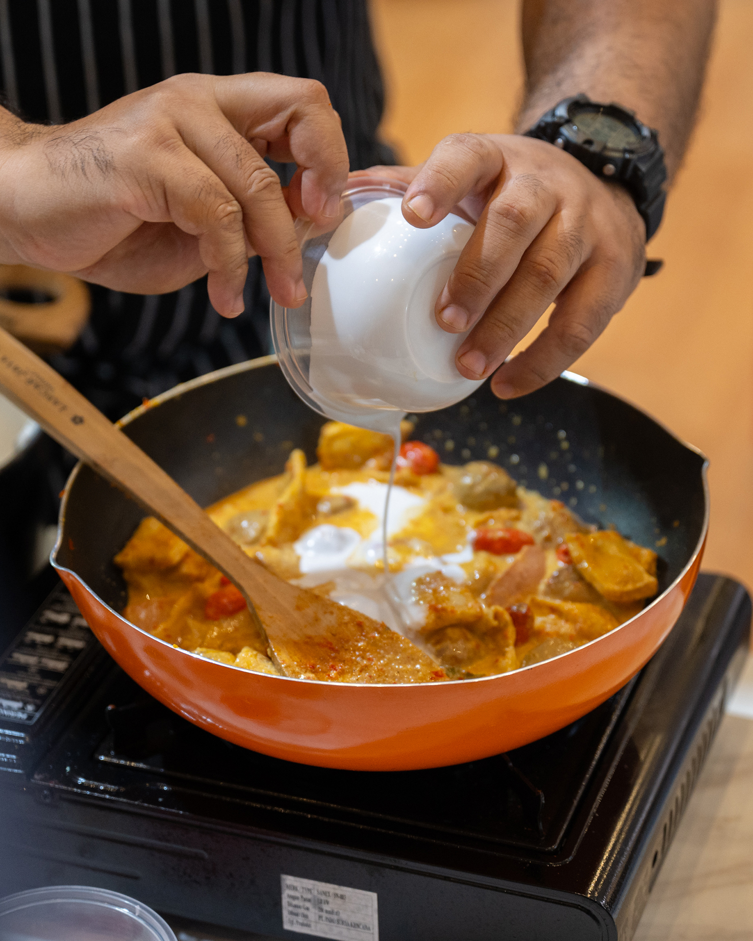 Memasak produk Kimbo pada SIAL InterFOOD