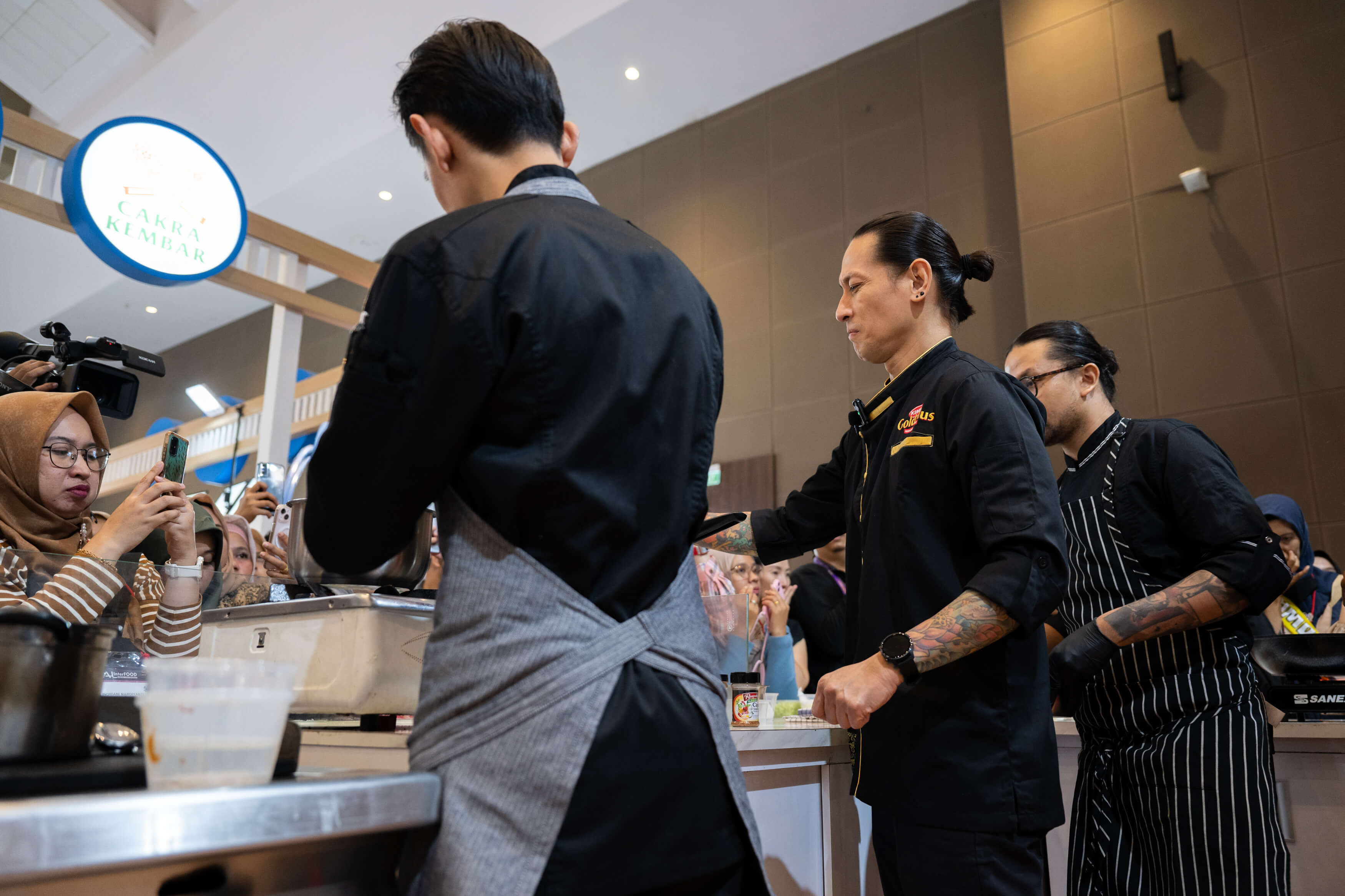 Chef Juna sedang mengolah masakan dari bahan produk KIMBO