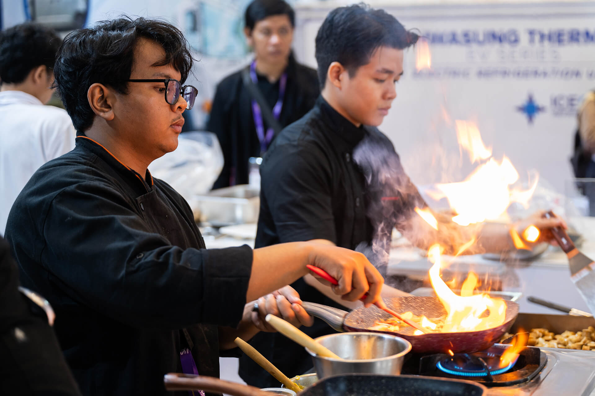 Memasak untuk sample olahan produk Kimbo di SIAL Interfood