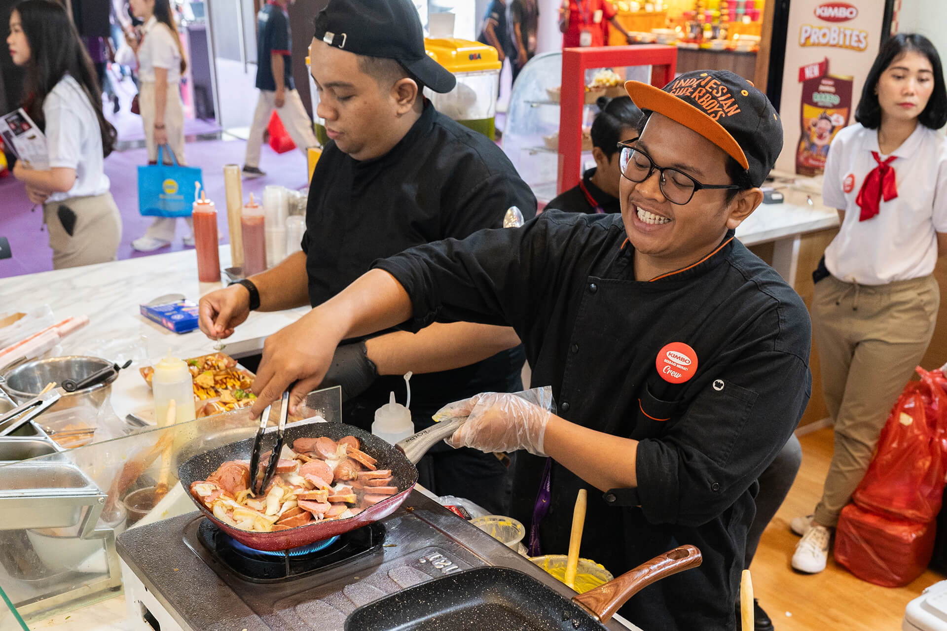 juru masak dari tim Kimbo memasak dengan bersuka hari di SIAL InterFOOD