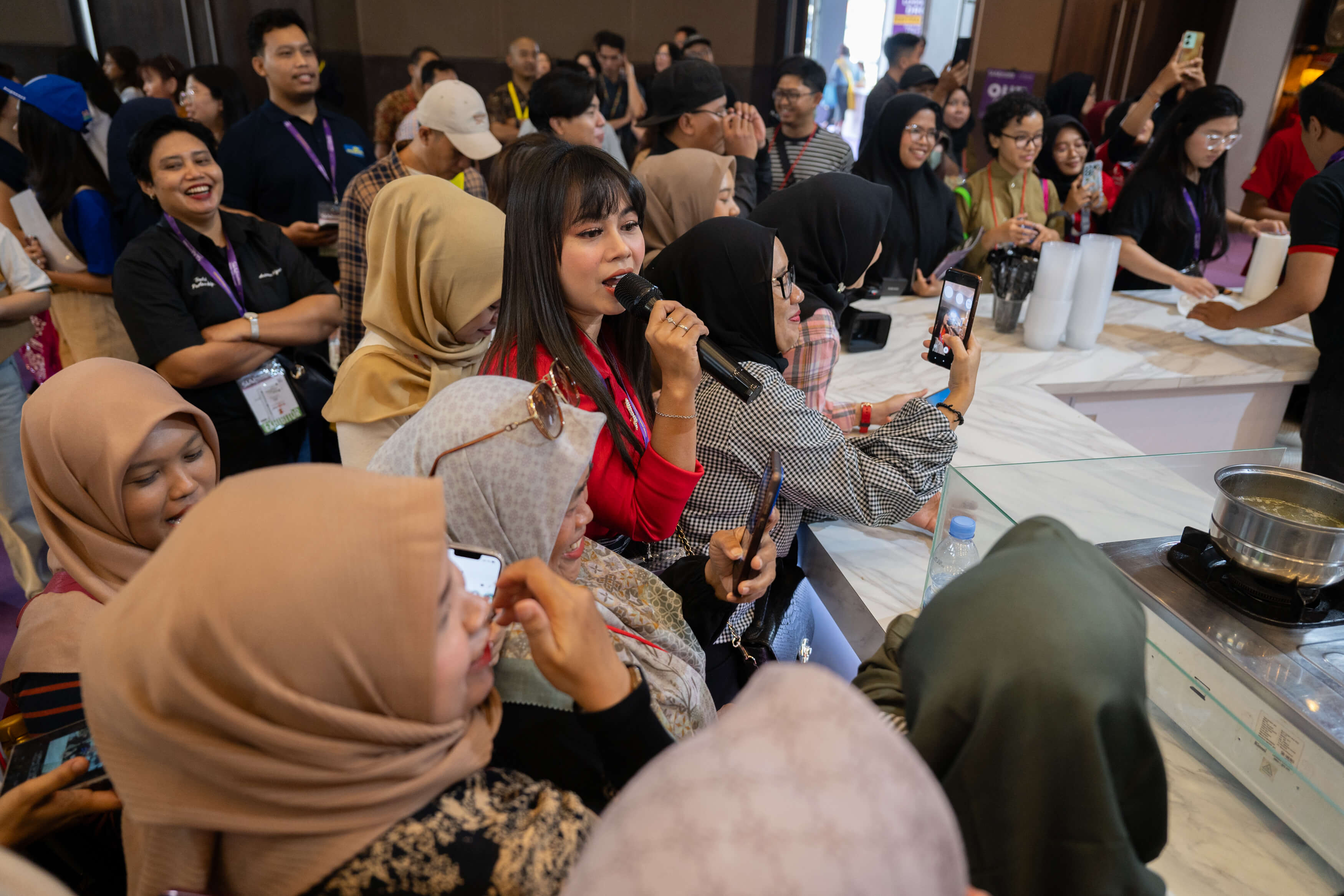 Keramaian pengunjung pada booth Kimbo di event SIAL InterFood