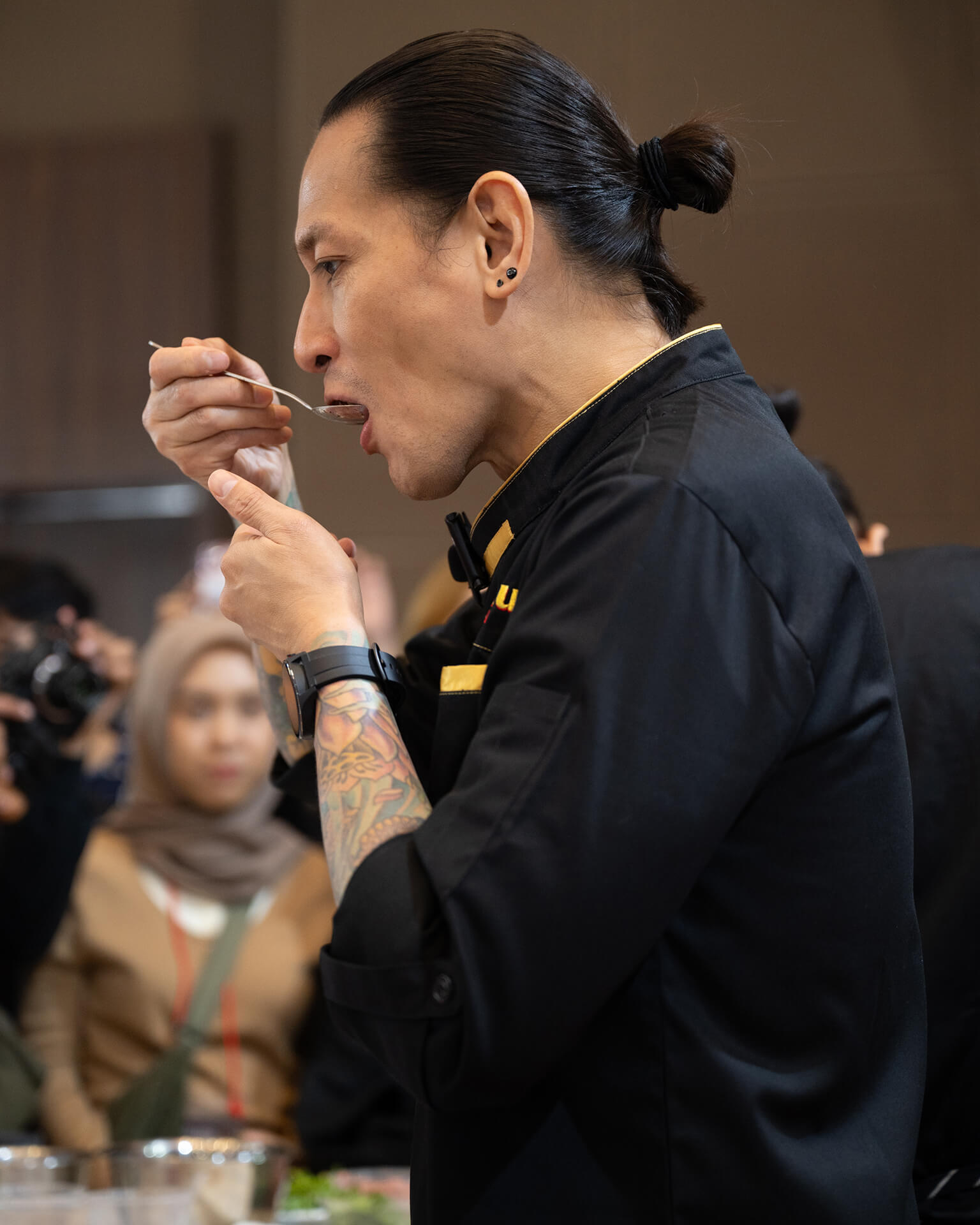 Chef Juna mencicipi masakan olahan produk Kimbo di event SIAL InterFOOD